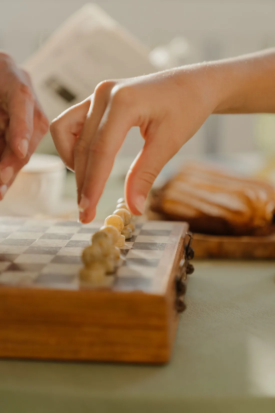 Una mano mueve una pieza sobre el tablero de ajedrez