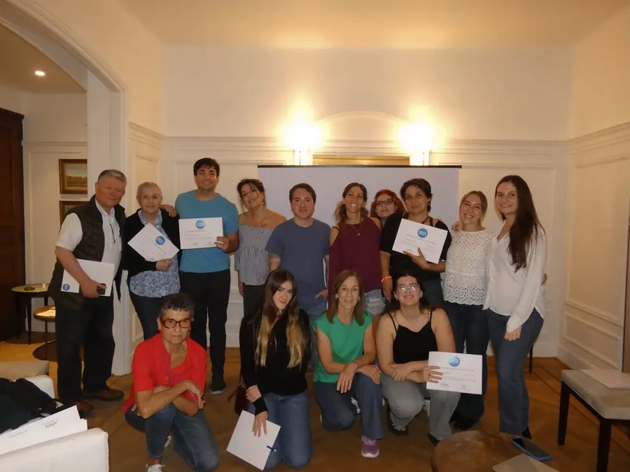 El grupo escuchando la charla sobre apego alrededor de la mesa