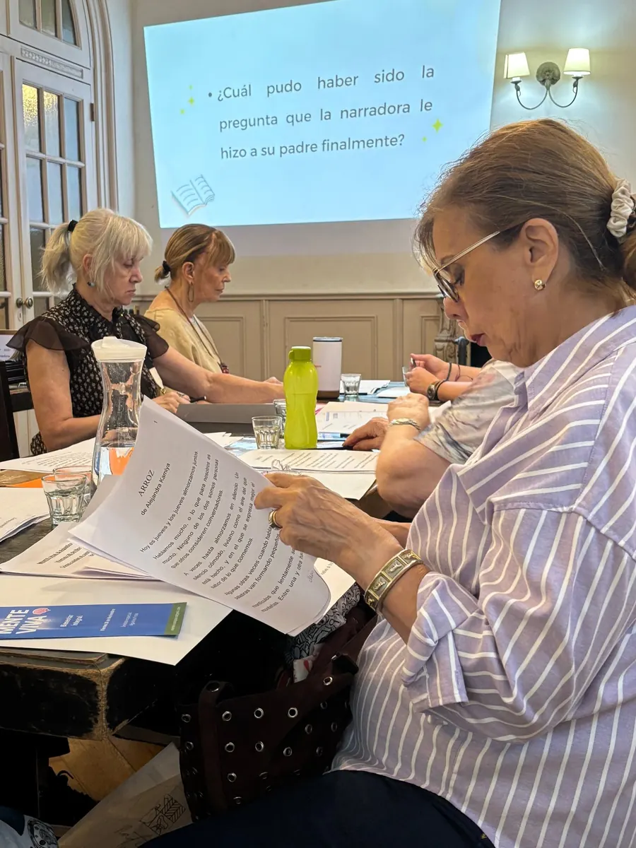 Participantes leyendo en voz alta durante el encuentro de neurolectura