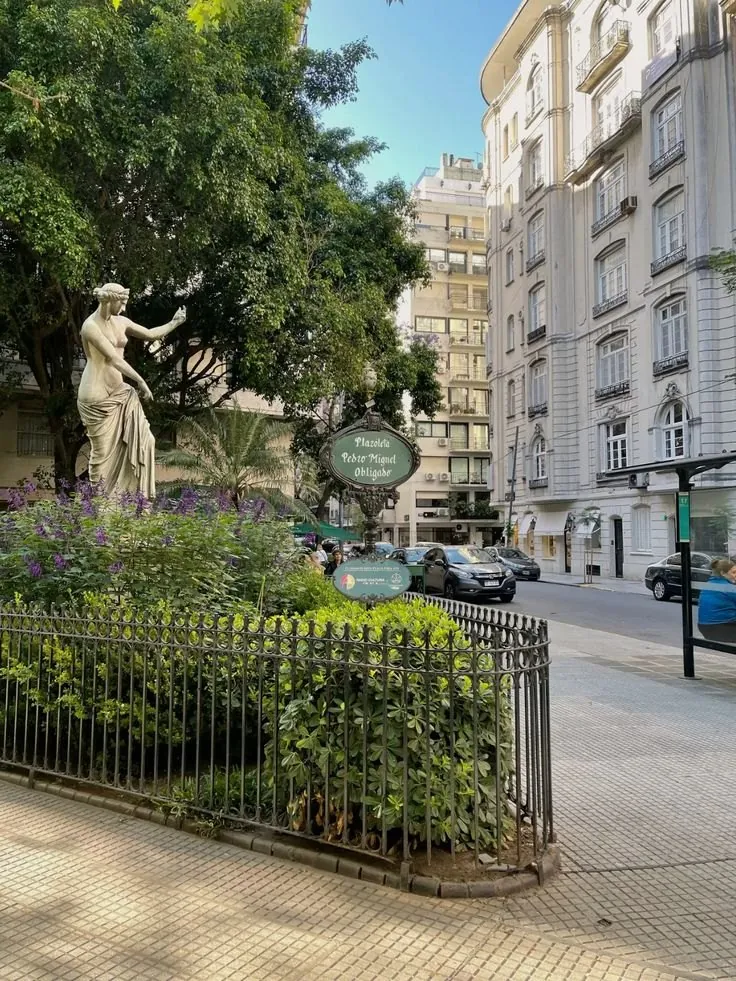Una plazoleta de Recoleta, a pasos del lugar